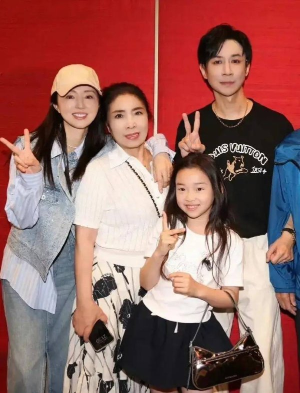 股票配资指数网 董璇张维伊刚结婚就吵架，佟丽娅婚礼眼神似已预知